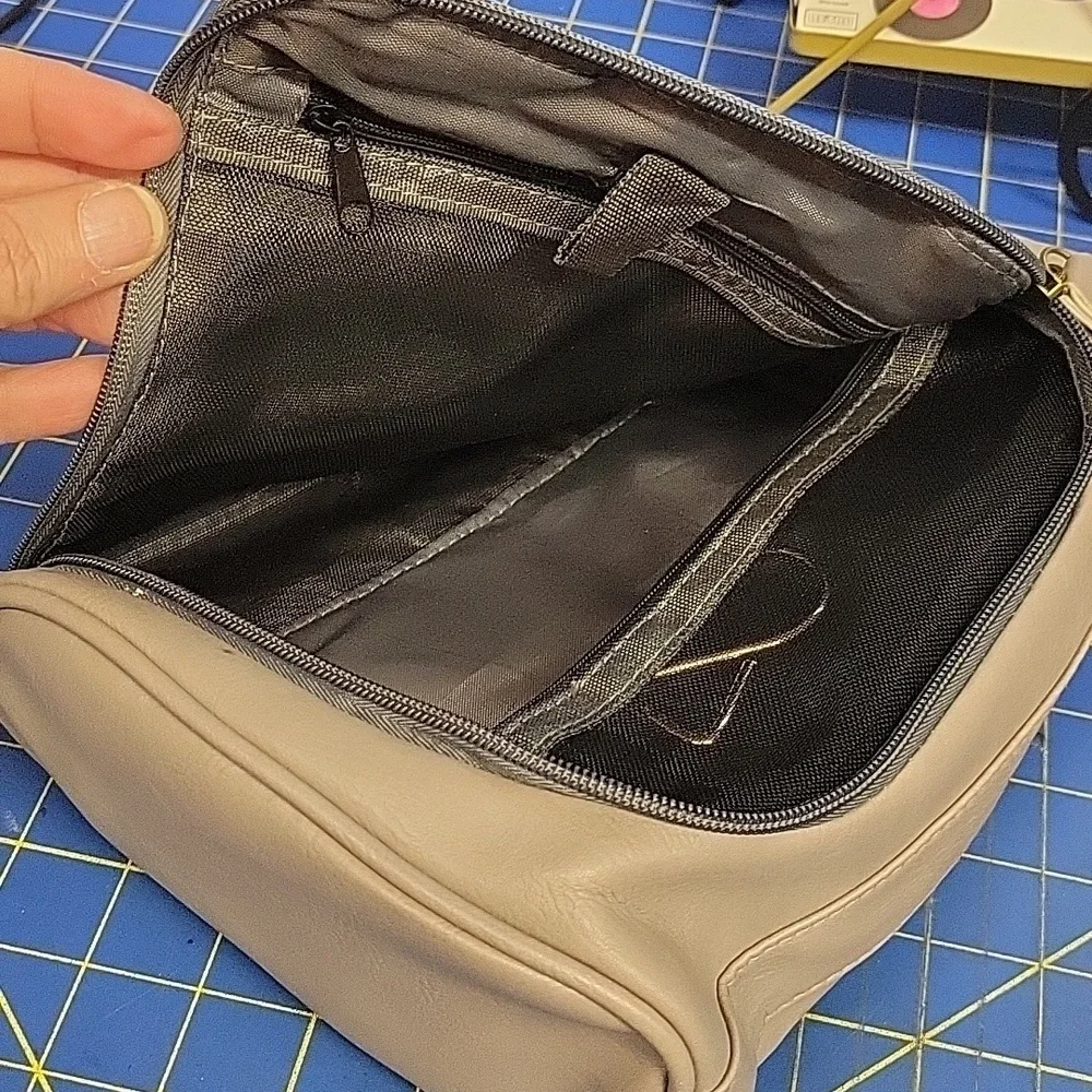 IZOD Gray/Brown Hanging Toiletry  Bag 4 Pockets 14 wide x 3.5 x 7 zip & 15 Unzip